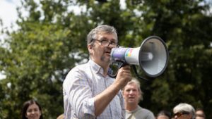 Hadházy Ákos új helyszínen folytatja a tüntetést