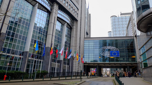 Minden kifizetést jogállamisághoz kötne az EU szerdán elfogadott jelentése