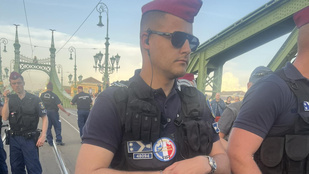Francia felvarrót viselt egy rendőr a hídfoglaláson, vizsgálat indult ellene