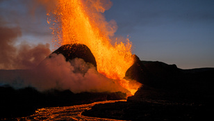 Világosabb felhőkkel és vulkánkitörések imitálásával menthetik meg a Földet
