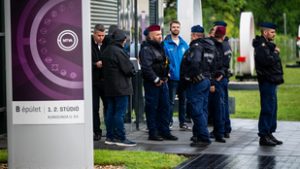Elfogyott a Momentum kitartása, hiába várták a tüntetőket a rendőrök az MTVA-székháznál