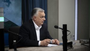„Miért nem teszi fel végre a csicskacsákót?” – reagált az ellenzék Orbán Viktor rádióinterjújára