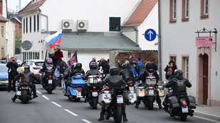 Németországban tűntek fel Vlagyimir Putyin motorosai, ezúttal lóháton