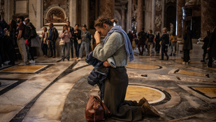 Sorra érkeznek a világ vezetői, óriási tömeg gyűlt össze a történelmi temetésre, többen az utcán töltötték az éjszakát - Az Index élő közvetítése Ferenc pápa temetési szertartásáról