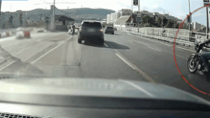 Behajtotta az autós tükrét egy szabálytalanul közlekedő motoros az Árpád hídon