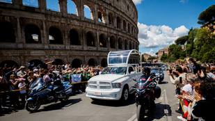 Különleges módon, a híres pápamobillal szállították végső nyughelyére Ferenc pápát