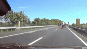 Nagy sebességgel csapódott a szalagkorlátnak egy kocsi az M3-as autópályán