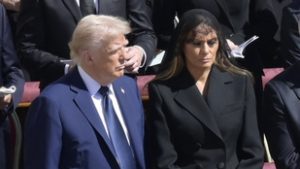 Donald Trump a felesége helyett egy idegen nővel vett részt Ferenc pápa temetésén?