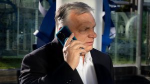 Nem akárkitől kért „telefonos segítséget” a péntek reggeli interjú előtt Orbán Viktor