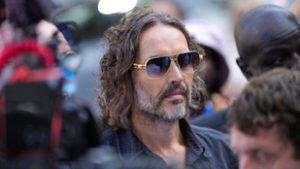 Russell Brand óvadék ellenében szabadlábon védekezhet