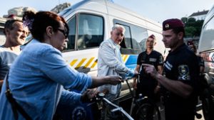110 tüntetőt igazoltattak a Lánchídon, a Momentum hivatali visszaélést és Kádár-korszakot idéző jeleneteket emleget