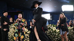 Örömhír a vörös szőnyegen, harmadik gyermekét várja Rihanna