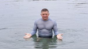 Robert Fico kigyúrt felsőtesttel, a jéghideg Dunából üzent a sajtónak