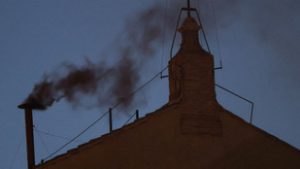 Fekete füst szállt fel a Sixtus-kápolna kéményéből, még nem választottak pápát