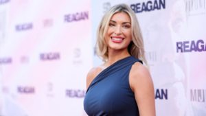 Élő adásban ájult el a Fox News műsorvezetője, kollégája sem segített rajta