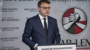 Szupermarketben fotózták le a Budapesten bujkáló lengyel politikust