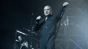 A színpadon kérte meg barátnője kezét a híres metálénekes