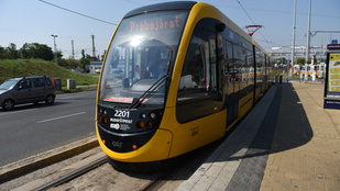 Népszava: pénzhiány miatt állhat le a CAF-villamosok beszerzése