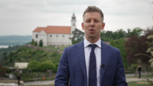Magyar Péter átgyalogol Nagyváradra egy nemzeti zászlóval, egymillió lépést készül megtenni