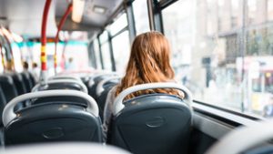 Letették a káros szokást, mégis idegőrlő a fiatalok bambulása a metrón