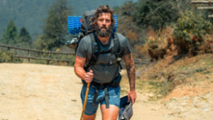 13 ezer kilométert úszott, biciklizett és futott, majd megmászta a Mount Everestet