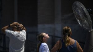 Európa nincs felkészülve az extrém hőhullámokra, hűsölés közben fűtjük az utcát