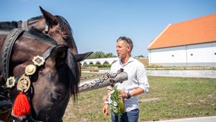 Szokatlan közlekedési módot választva érkezett a Hortobágyra Magyar Péter