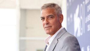 George Clooney, Emma Stone és Dwayne Johnson filmje is ringbe száll az Arany Oroszlánért