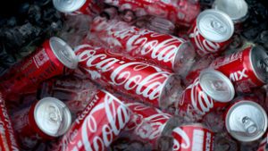 Nem várt sokat a Coca-Cola, jön a Donald Trump-féle változat