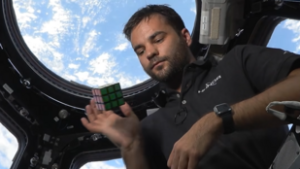Helló, földlakók! – Rubik-kockát rakott ki az űrben Kapu Tibor