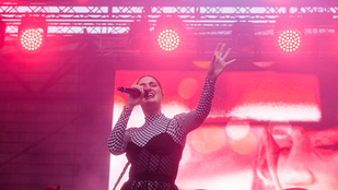Szivárványos zászló, Népszabadság-póló és áthúzott KDNP-logó is megjelent Tusványos színpadán