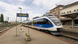 Letört egy Bécsbe tartó vonat áramszedője, 40 perces késésre kell számítani a győri fővonalon