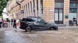 Beomlott az úttest egy autó kereke alatt Debrecenben