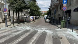 Utcára zuhant egy hatalmas üvegtábla Budapesten