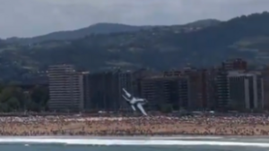 Videón, ahogy kis híján a tömegbe csapódik egy vadászgép a légi bemutatón