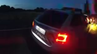 Videón, ahogy a rendőrség elfogta a férfit, akinek a felesége bántalmazásra utaló kézjellel kért segítséget a Balatonon