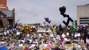 Sztárok a temetésen, búcsúzó rajongók a Black Sabbath-padnál − így zajlik Ozzy Osbourne utolsó útja