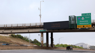 Hiába adtak ki cunamiriadót, egy férfi úgy döntött, szó szerint szembemegy az árral