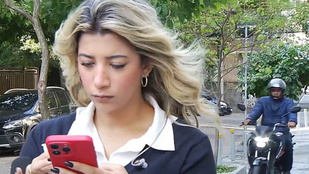 Már vette a kamera a riportert, amikor egy motoros az élő adás előtt ellopta tőle a telefonját