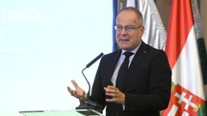 Jelentős fizetésemelést kapnak a kormánytisztviselők szeptembertől