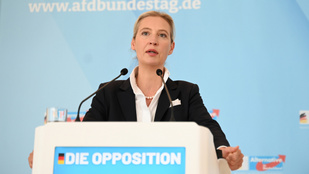 Az AfD társelnöke szerint Magyar Péter egy mesterséges kreatúra Brüsszelből, a woke és zöld politikai táborból tolják előre