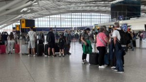 Teljes káosz volt a brit reptereken, váratlan hiba miatt ragadtak ezrek a földön