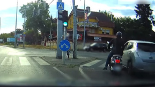 Ököllel kezdte ütni egy robogós egy autó vezetőjét a Kerepesi úton