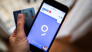 Fontos változás lép életbe az egyik legnagyobb banknál, számos ügyfelet érint az intézkedés