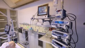 Válasz Online: Takács Péter sógora vezette a lélegeztetőgépeken nyolcmilliárdot profitáló céget