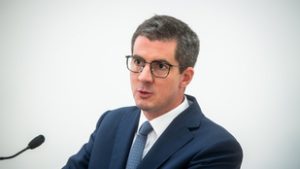 Kocsis Máté: Orbán Viktor fizetett a repülőútért, Magyar Péter meg 70 milliót keresett bennfenteskedéssel