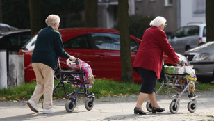 Hétfőtől érdemes a nyugdíjasoknak a postást várni, érkezik a kormány ajándéka