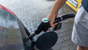 Jó hírt kaptak az autósok, tovább csökken az üzemanyag ára