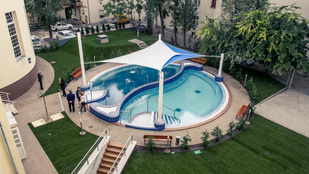 Újranyitott, odamentünk, és kiraboltak minket a borzalmak fürdőjében