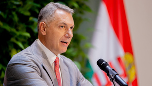 Lázár János: Nem árad, hanem átb*sz a Tisza
